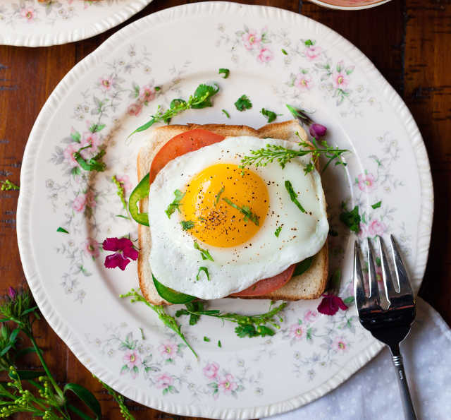 image of fried eggs on toast